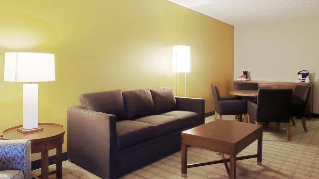 Four Points By Sheraton Winnipeg South מראה חיצוני תמונה